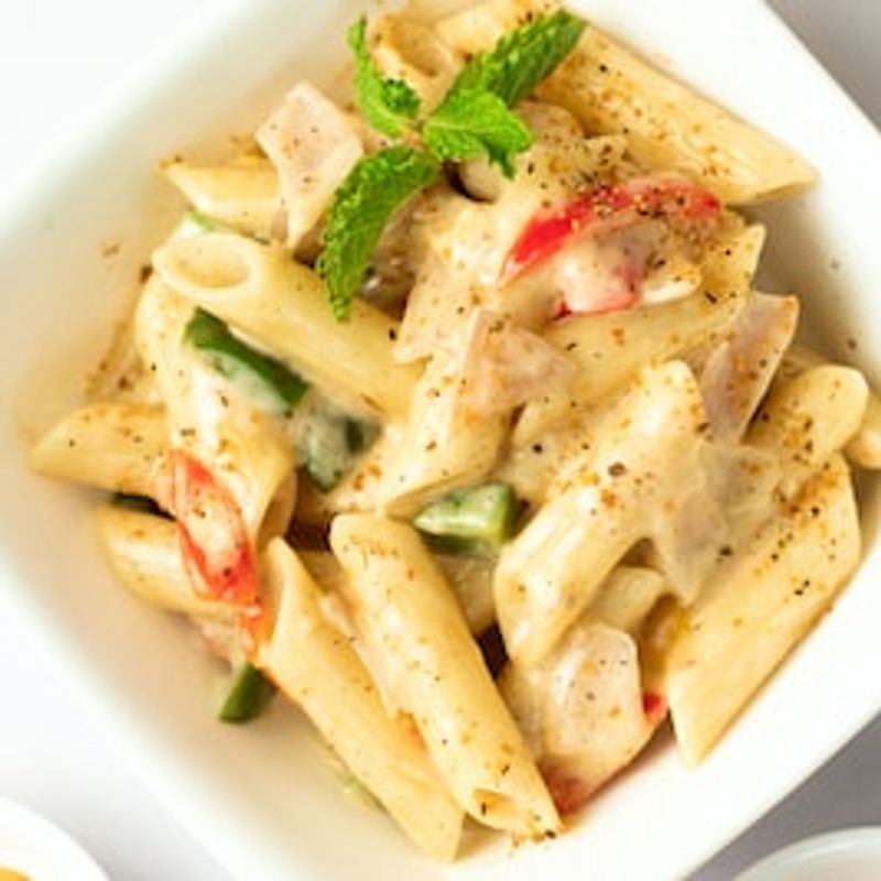 KÖRİ SOSLU TAVUKLU PENNE