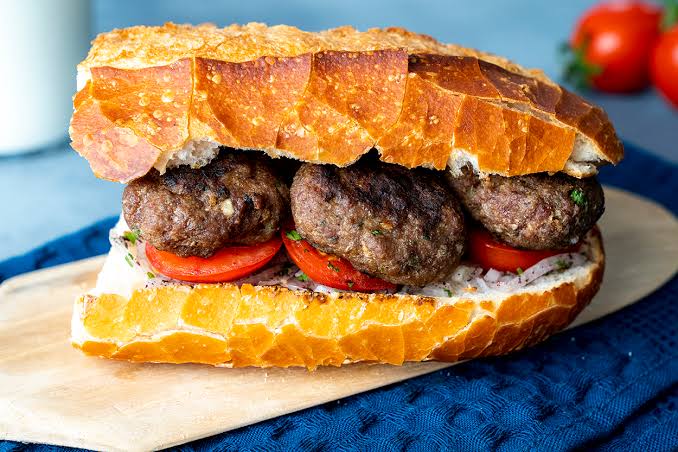 EKMEK ARASI KASAP KÖFTE