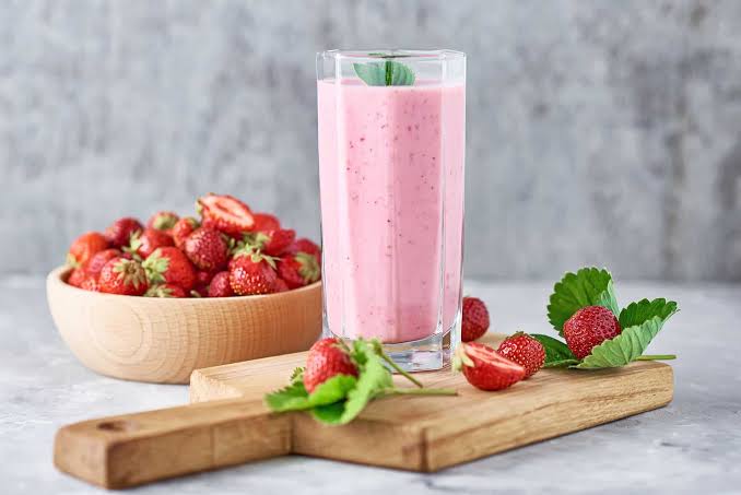 ÇİLEKLİ MİLKSHAKE